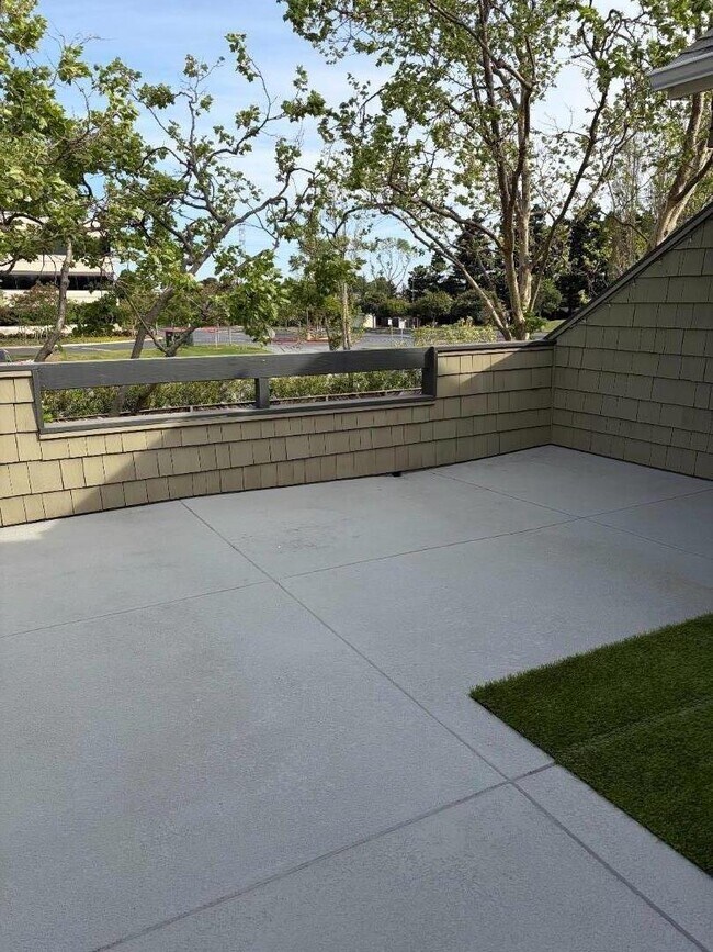 Building Photo - 1157 Shoreline Dr