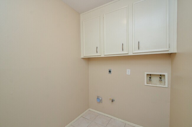 Building Photo - 3027 Colonial Dr