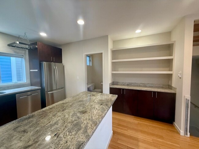 Building Photo - Columbia City Townhome