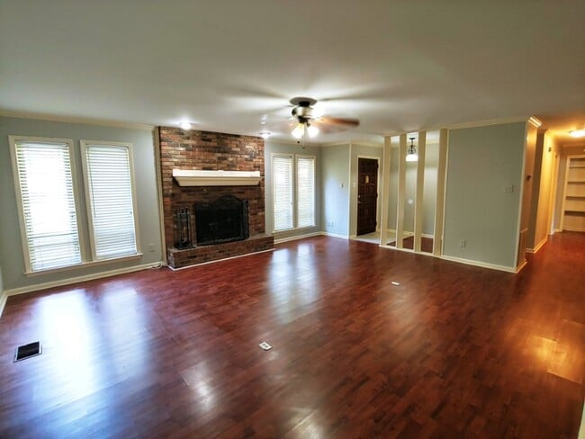 Building Photo - 5 Hickory Ln