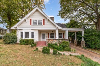 Building Photo - **Price Reduced with HOLIDAY MOVE-IN SPECIAL! $500 off 1st full month's rent with lease signed by...