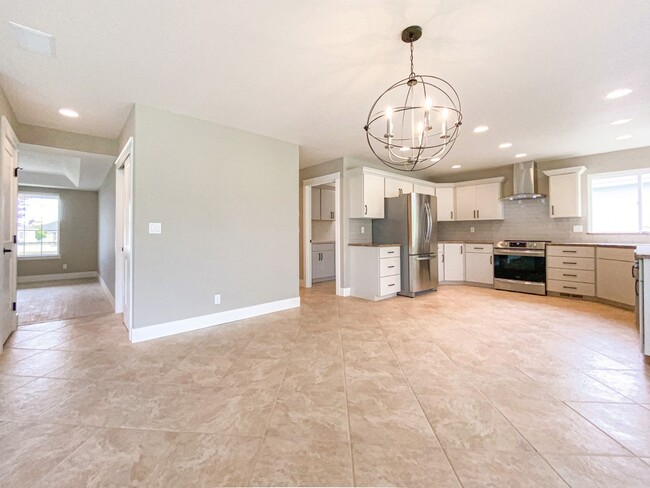 Building Photo - 2211 Morency Dr