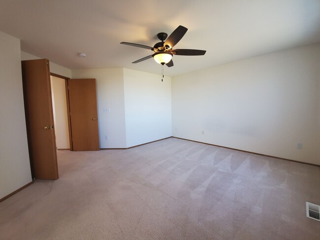 Building Photo - 4-Bedroom, 2.5-Bath located in Horn Rapids...
