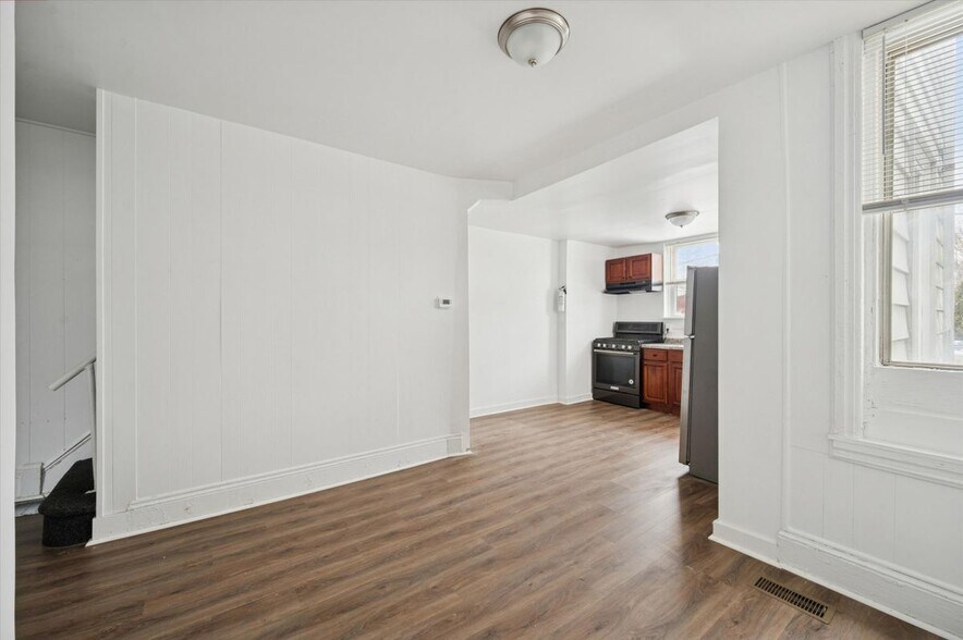 Building Photo - 1124 W 9th St