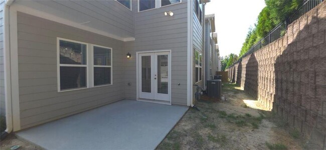 Building Photo - 1736 Lansing Bluff Walk
