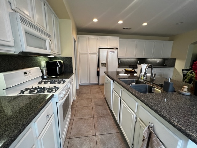 Kitchen with granite counters - 8325 Carnoustie Ave