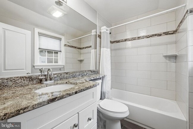 Building Photo - 2111 32nd Pl SE