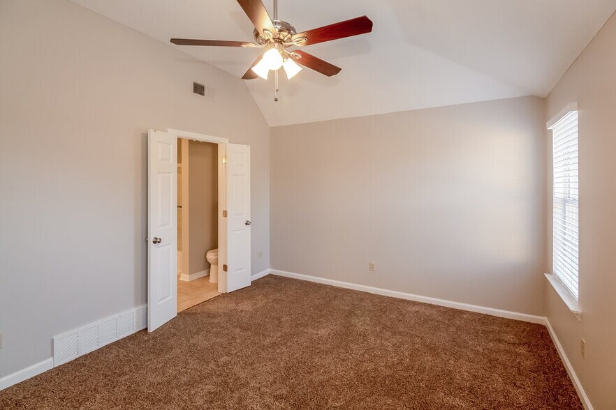 Building Photo - 7677 Fox Hunt Dr E