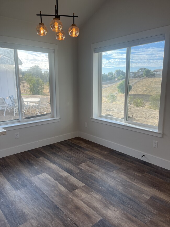 Building Photo - 736 Renate Way