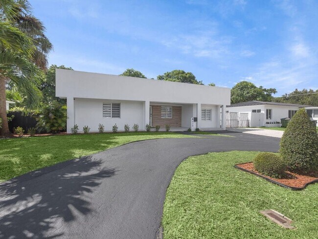 Building Photo - 520 NE 135th St