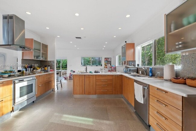 Building Photo - 1230 96th St