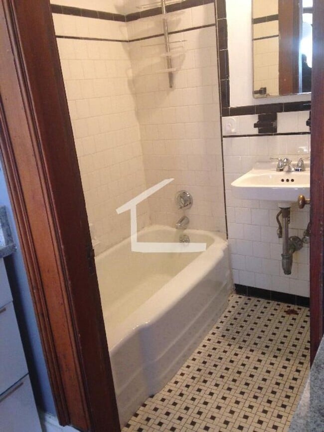 Building Photo - 861 Beacon St