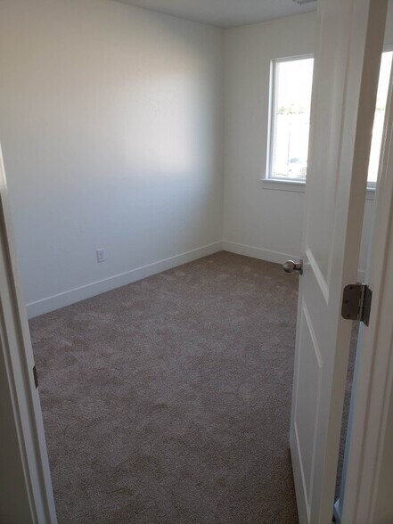 Building Photo - 1545 N 3860 W