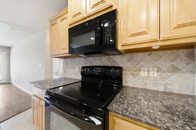 Building Photo - This well-designed home offers 3 bedrooms plus a flex room with a closet that can easily serve as...
