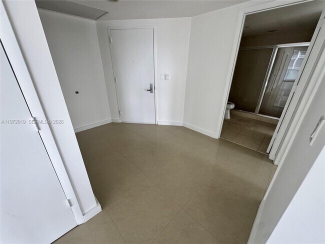 Building Photo - 495 Brickell Ave