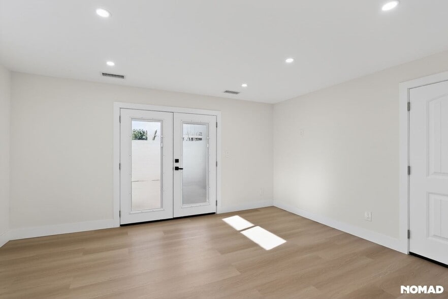 Building Photo - 212 E Florence Ave