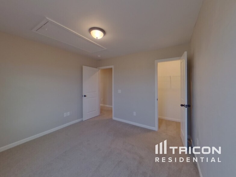 Building Photo - 715 Pollyanna Dr