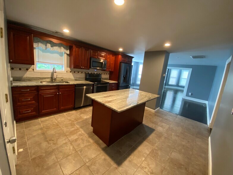 Building Photo - 359 Crescent St