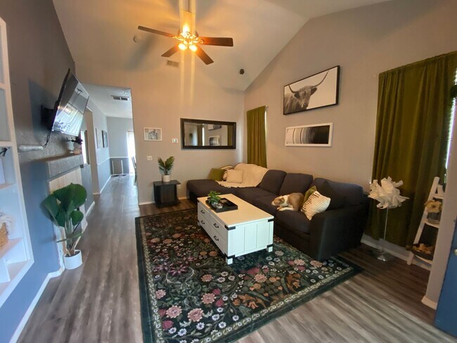 Building Photo - Beautiful 3 bedroom 2 Bath Home in South Brighton Area