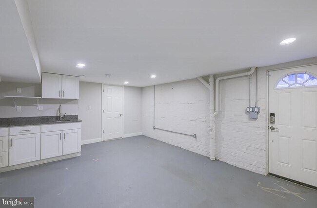 Building Photo - 1900 Q St SE