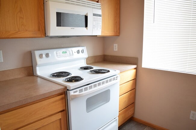 Building Photo - Beautiful 3 bed 2.5 bath townhome for rent!