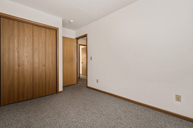 Building Photo - 1121 W Hillcrest Dr