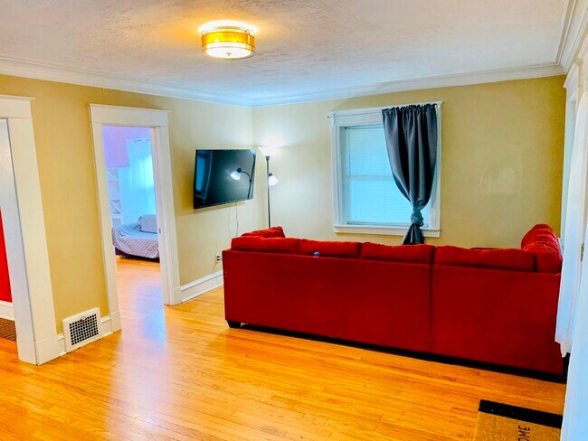 Building Photo - 5830 Holmes St