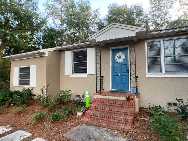 Building Photo - Large 3 Bedroom, 2 Bathroom Home w/ Study ...