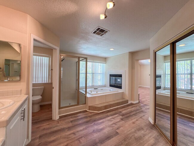 Building Photo - Pool Home in Gated Community