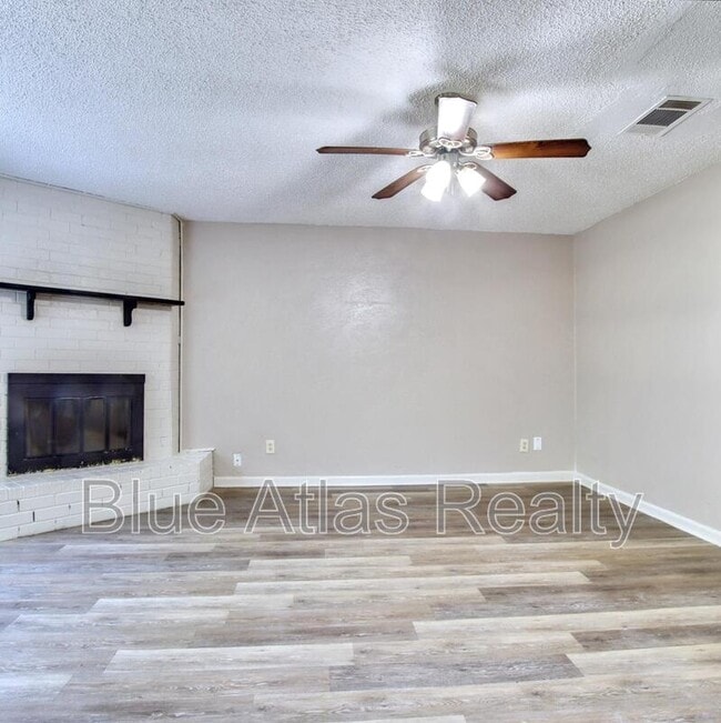 Building Photo - 3901 Royal Crest Dr