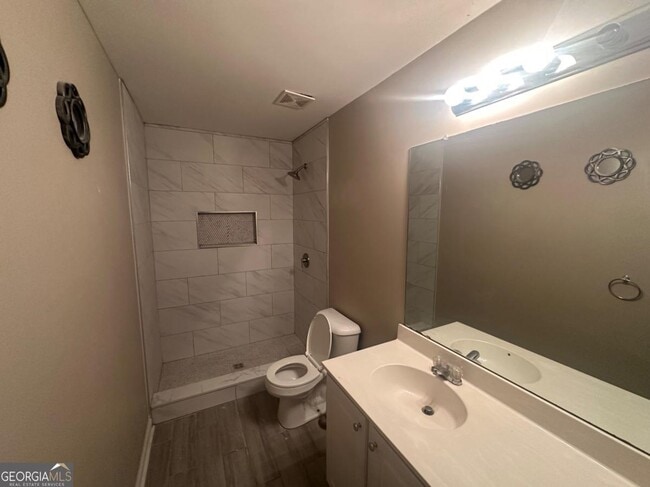 Building Photo - 61 Longwood Ct