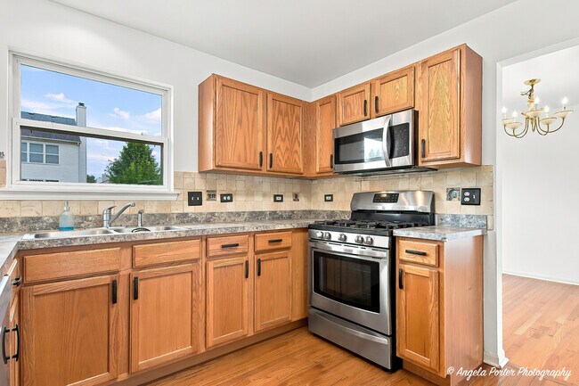 Building Photo - 10570 Wing Pointe Dr