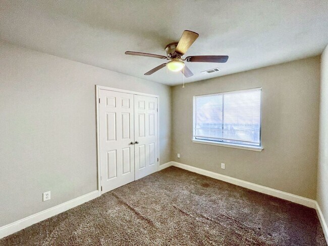 Building Photo - Charming Single-Story, 3Bed/2Bath Gem Minutes from Southtown