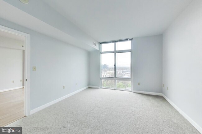 Building Photo - 5750 Bou Ave