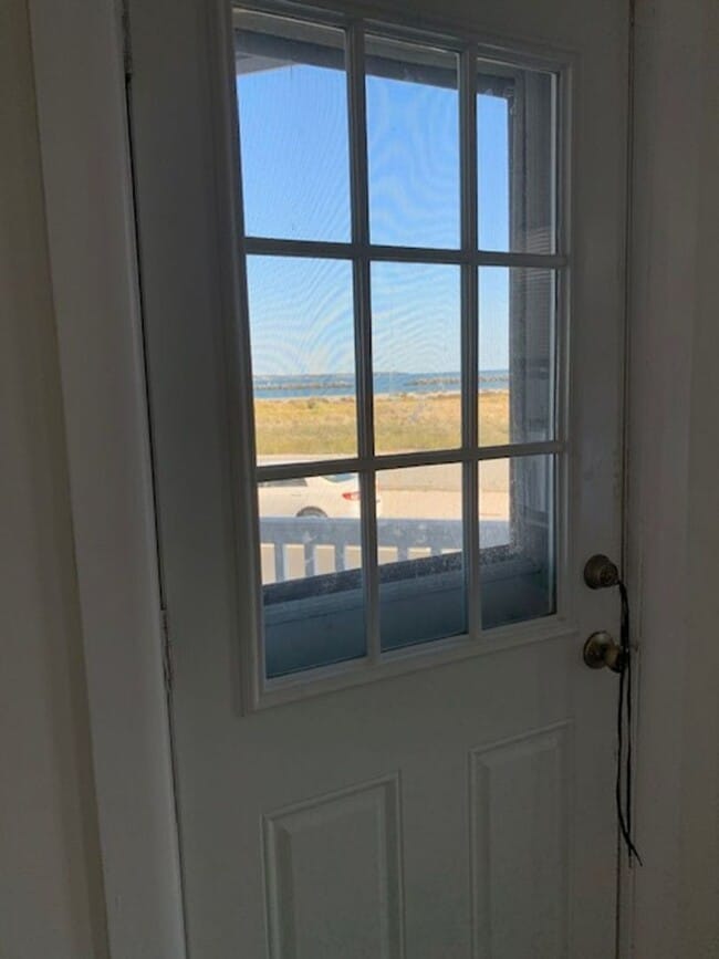 Building Photo - Beautiful 2 Bed Right On The Ocean