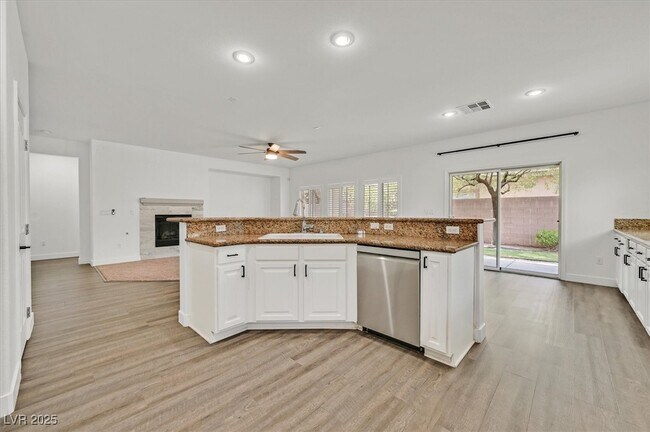 Building Photo - 913 Hickory Park St