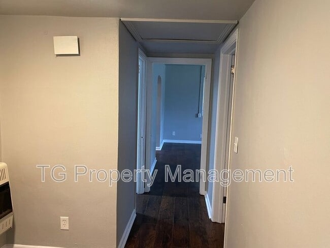 Building Photo - 5205 Hollycrest Dr