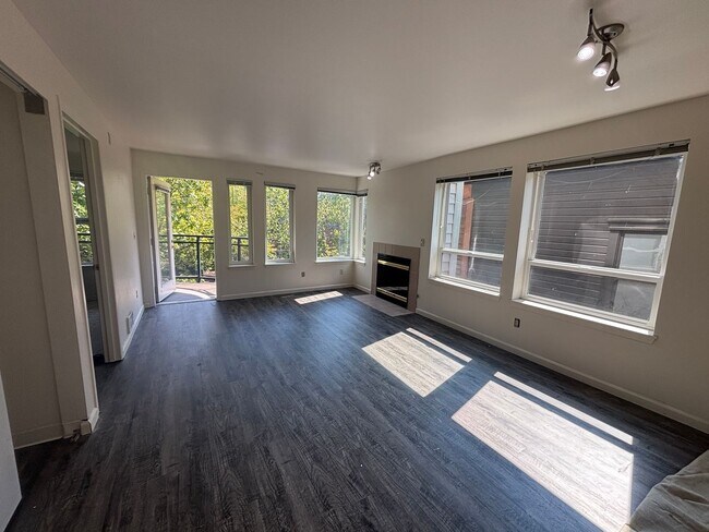 Building Photo - 2 Bedroom, 2 Bath i920sq ft with Private P...