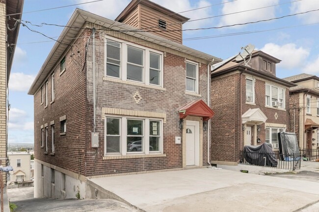 Building Photo - 709 Grand Ave