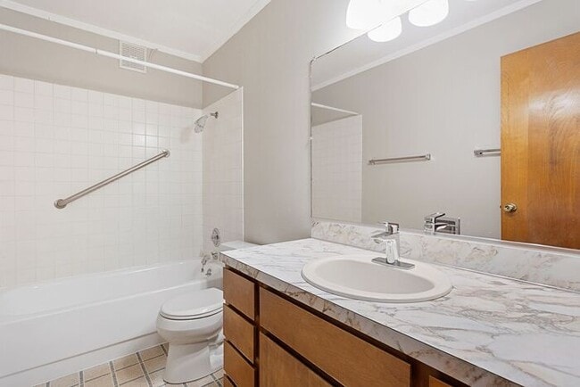 Building Photo - Remodeled 2 bedroom unit and a $1000 Gift card at move in!