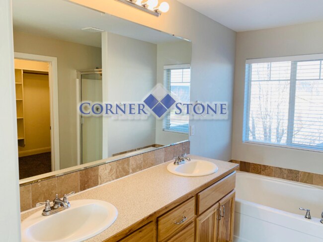 Building Photo - Wonderful Home In Middleton with 3 Car Garage!