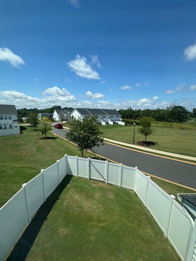 Building Photo - Move In Ready - 3 Bedrooms, 2.5 Baths. Hic...