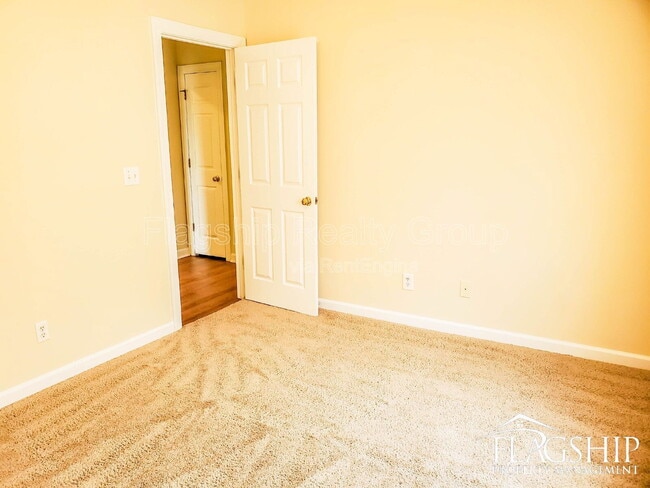 Building Photo - 5160 Deveron St