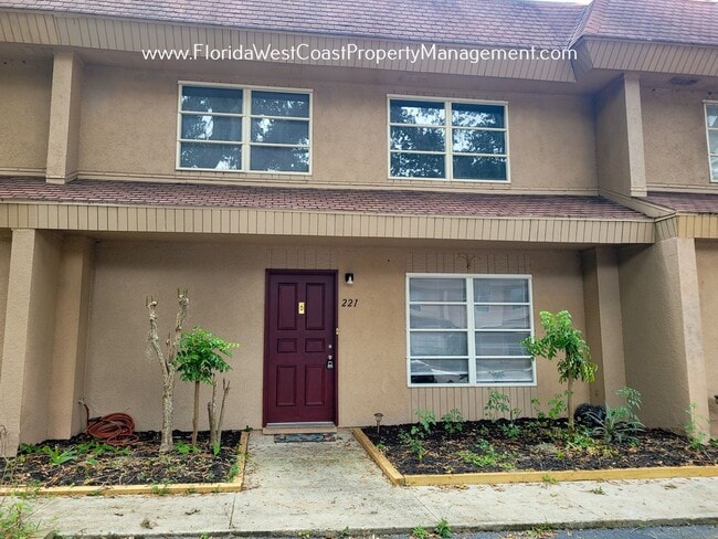 Building Photo - 3 BED/ 2.5 BATH CONDO-TOWNHOME- Fairway Oaks Sarasota