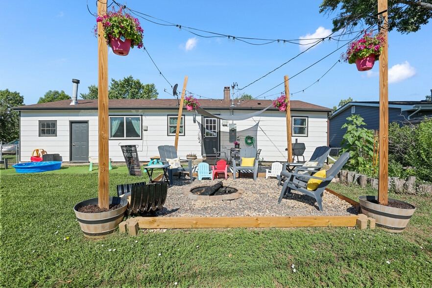 Building Photo - 2120 Rena Pl