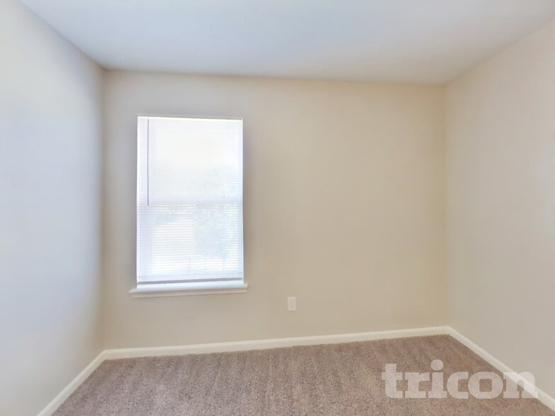 Building Photo - 6612 Smithfield Dr