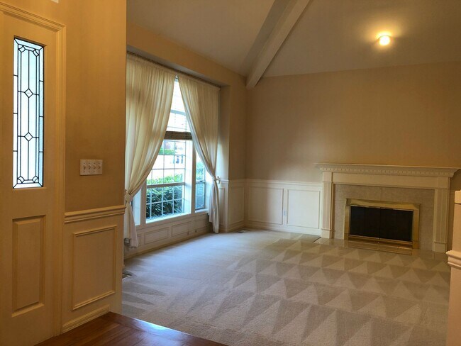 Building Photo - RARE OPPORTUNITY - 4 beds and 2.5 bath in ...