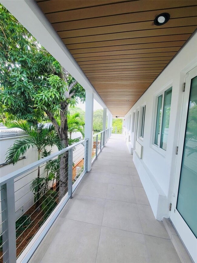 Building Photo - 220 Collins Ave