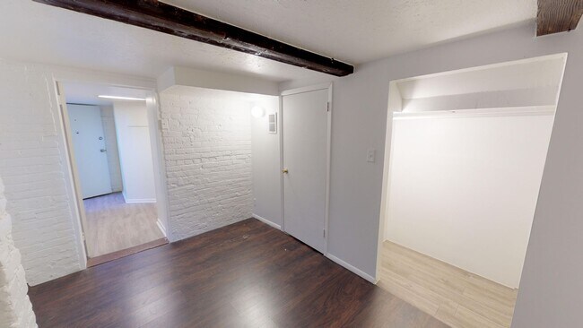 Building Photo - Charming Apartment Near Wash Park