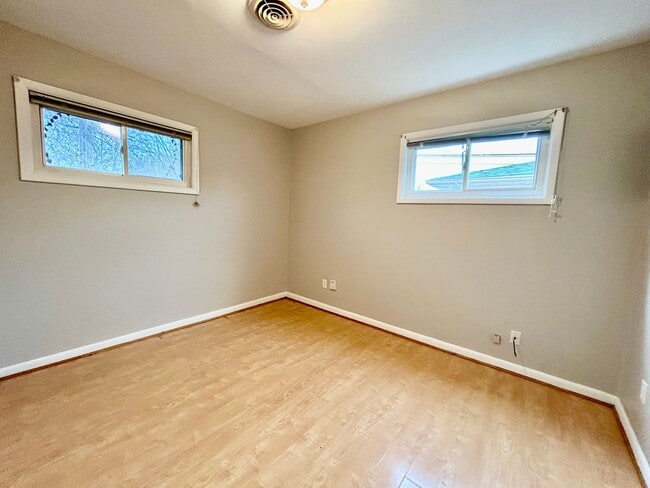 Building Photo - 3 Bedroom!